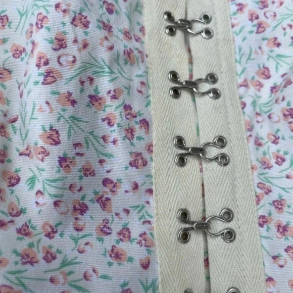 New Love Stuck Floral Hook & Eve Top - Picture 15 of 16